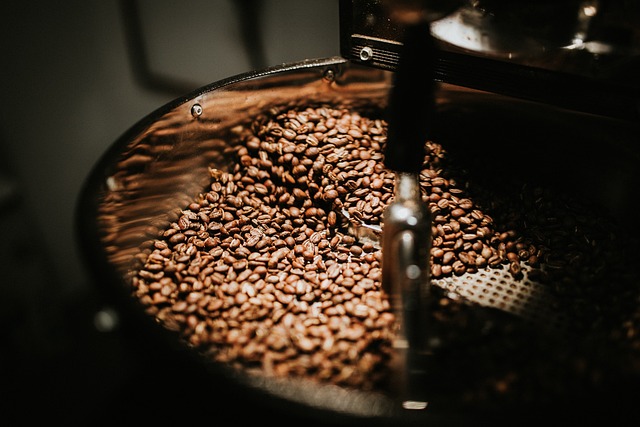 Vers gebrande koffiebonen in een kom, klaar om gemalen te worden.